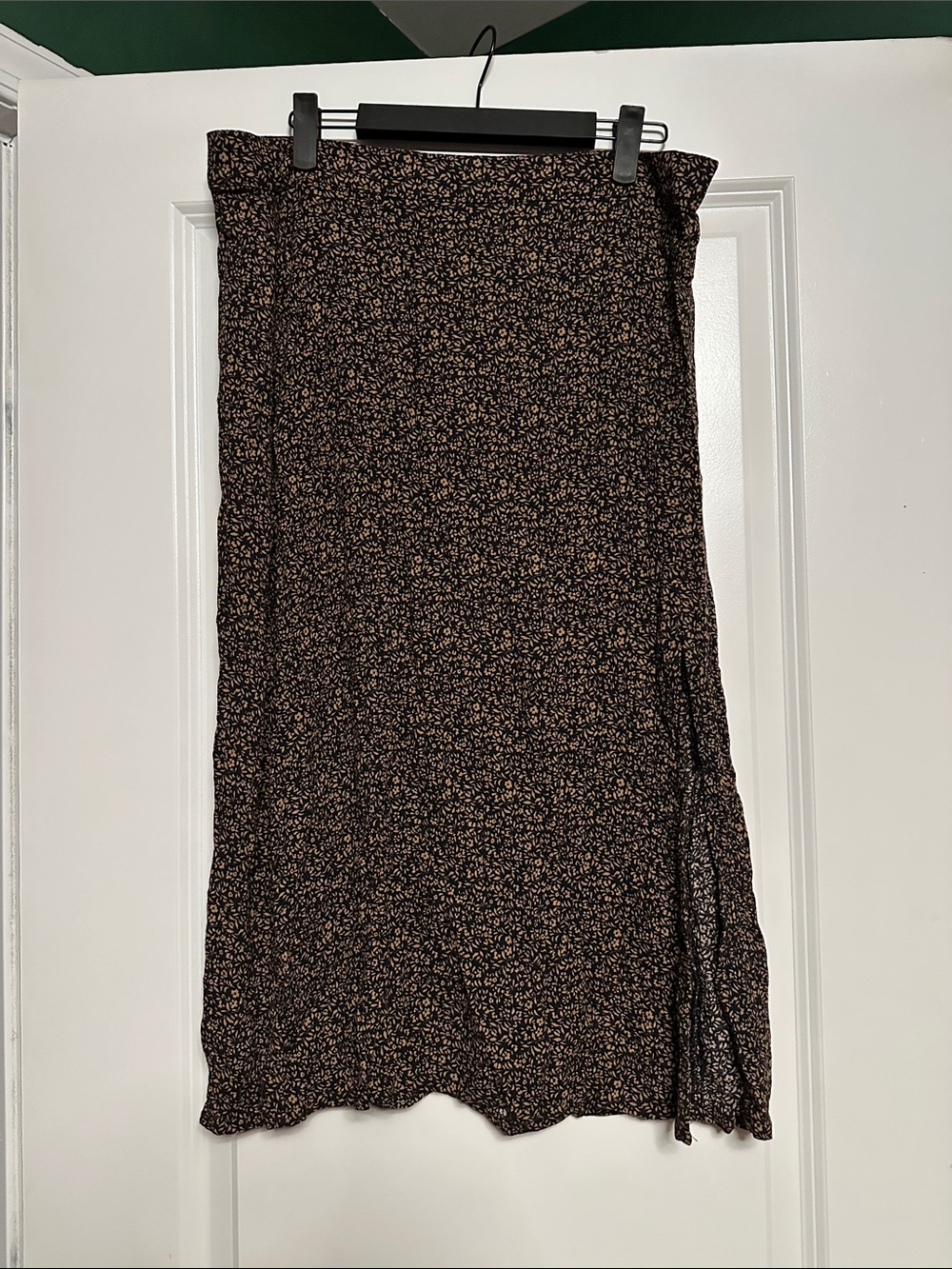 American Eagle Black Skirt with Tan Micro Floral Pattern